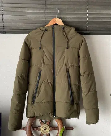올리브색 후드 부착 다운 자켓
