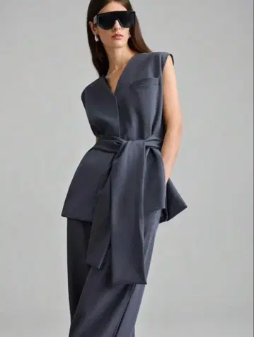 다크 그레이 벨트 포함 슬리브리스 셋업