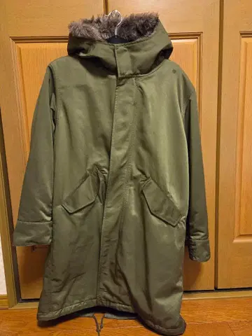 올리브색 퍼 달린 모즈 코트