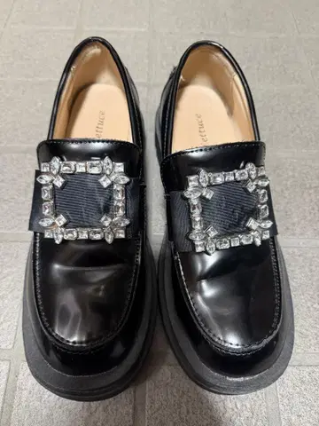 비쥬 장식 블랙 로퍼 통굽