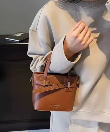 브라운 토트백 합성 피혁