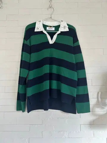 뮤베일 장식 버튼 부착 스웨터