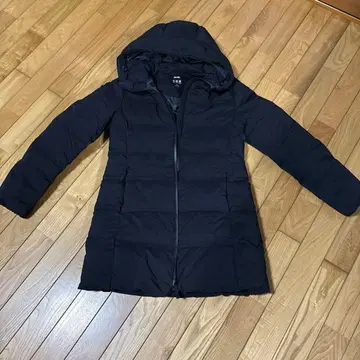 유니클로 심리스 다운 롱 블랙 다운 자켓 S 사이즈