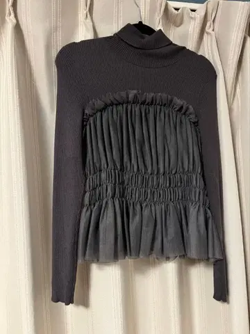 아푸와이저 리셰 프릴 달린 다크 그레이 긴팔 니트