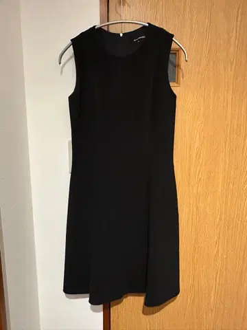 M-PREMIER 블랙 슬리브리스 원피스 34