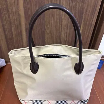 크림색 핸드백 체크 무늬