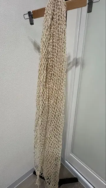 goa 크림색 메쉬 짜임 니트 스톨