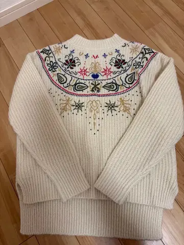 자수 장식 아이보리 니트 F