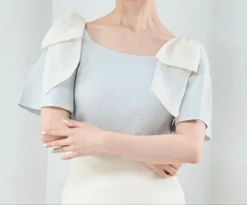 그레이 프릴 반팔 상의