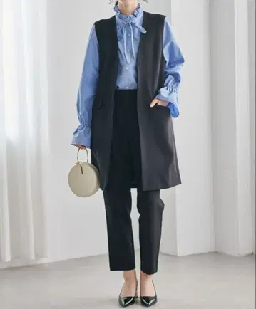 슬리브리스 자켓과 팬츠 셋업, 그리고 작은 프릴 리본 포함 블라우스