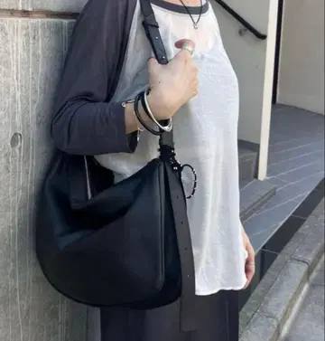 미사용 이아파피요네 스와로바닥 숄더백 블랙