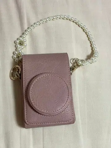 펄 체인 달린 핑크 카메라 케이스