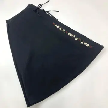 핑크하우스 블랙 꽃 자수 사용 랩 스커트