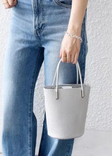 미사용 새상품 [ WEB 한정판 ] 숄더 부착 2way 토트 백 실버