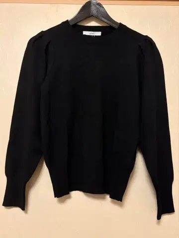 레리움 숄더 턱 니트