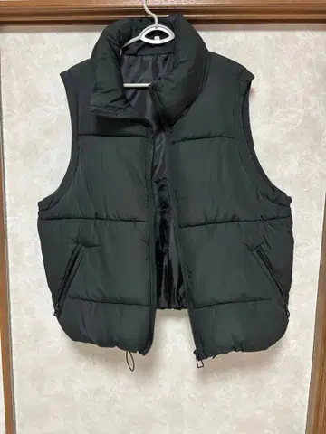 블랙 슬리브리스 다운 베스트