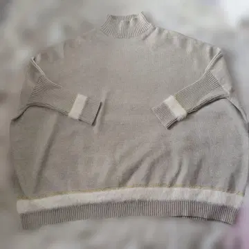 터틀넥 돌먼 스웨터 퍼 골드 라인 프리 베이지