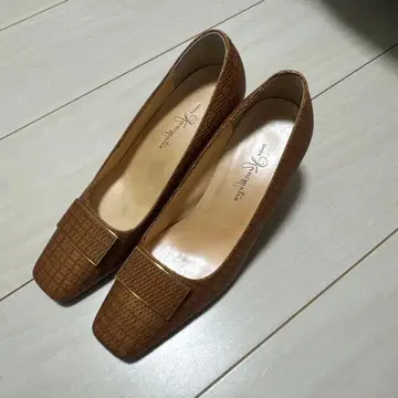 브라운 스퀘어토 펌프스 미들힐