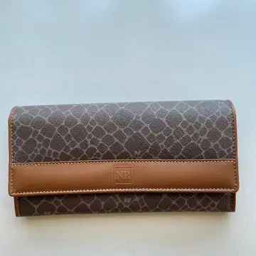 NINA RICCI 브라운 장지갑 엠보 디자인