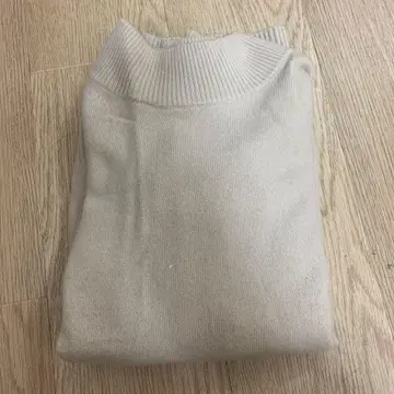 크림색 긴팔 니트 스웨터