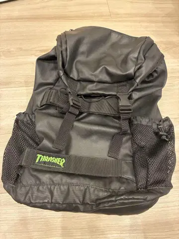 THRASHER 블랙 백팩