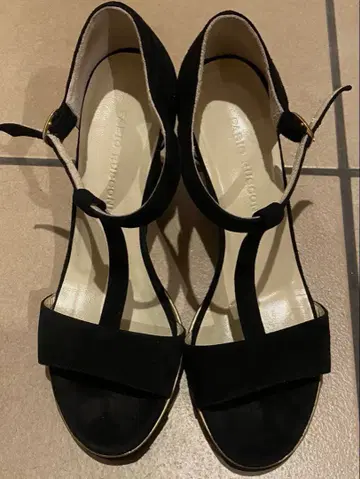 블랙 스웨이드 통굽 스트랩 힐 샌들