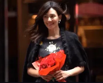 엠즈 그레이시 카탈로그 게재 꽃무늬 원피스와 모헤어 가디건, 셋업