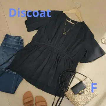 Discoat 블랙 상의 성인 여성의 세련된 스타일