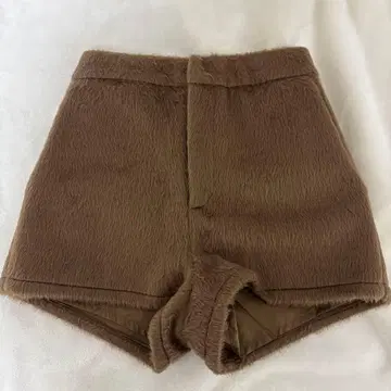 퍼 소재 브라운 숏팬츠