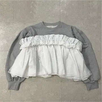 Bibiy. 볼륨 프릴 맨투맨