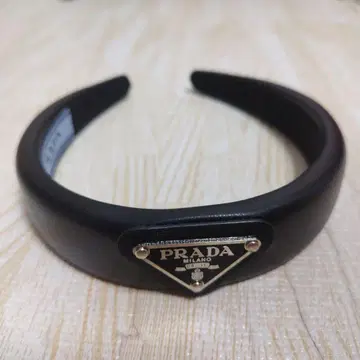 로고 부착 블랙 헤어밴드 가죽풍