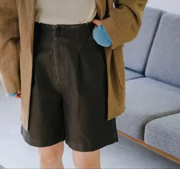 데미지 가죽 하프 팬츠