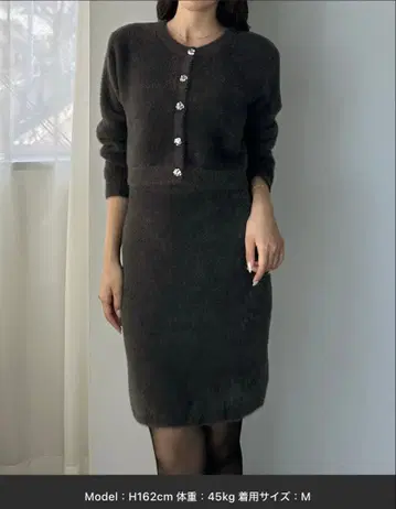 뉴앙스 버튼 크루넥 니트 가디건 + 미니 스커트 차콜