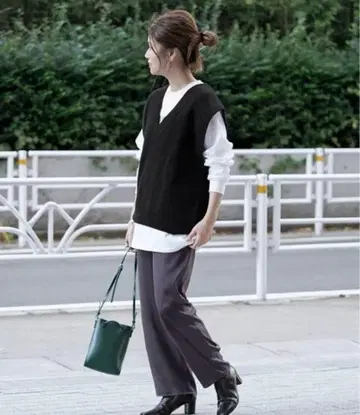 새상품급 저널 스탠다드 블랙 V넥 니트 베스트