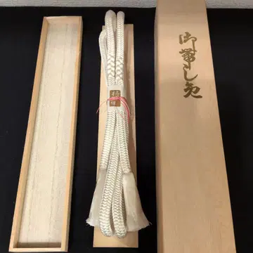 화이트 컬러 허리띠 목상자형