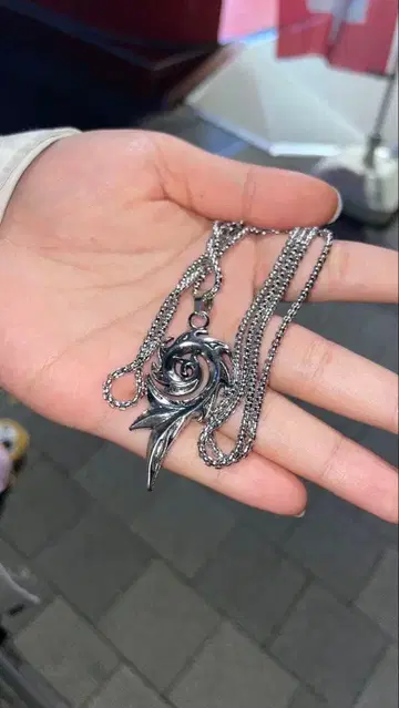 장미 디자인 목걸이 실버색