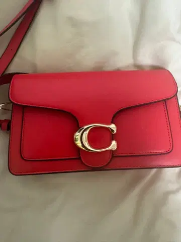 레드 숄더백 플랩식 골드 금장 장식