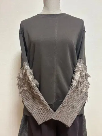 iriey 아이리 소매 패턴 프린지 풀오버 모카