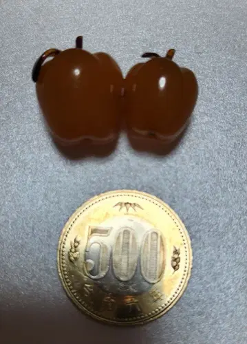 파프리카 모양 브로치