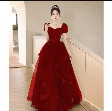 빨간색 프릴이 달린 롱 드레스