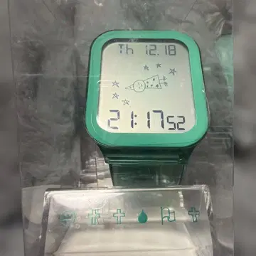 요네즈켄시 시계 투명 그린 컬러 디지털