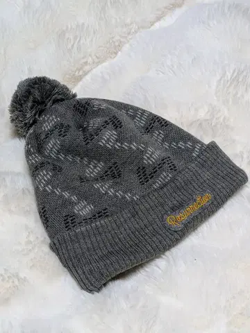 그레이 폼폼 포함 니트 모자