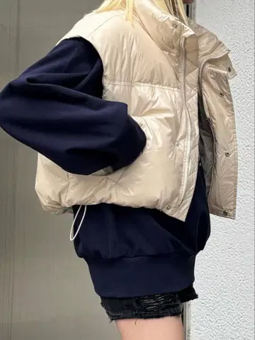 베이지 다운 베스트 프론트 포켓 부착