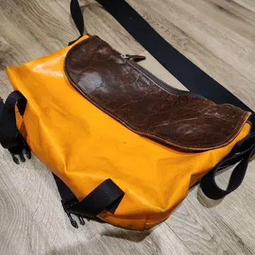 오렌지와 브라운의 숄더백