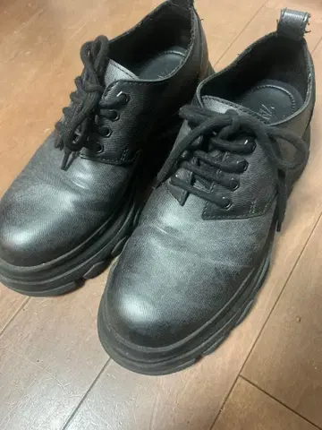 ZARA 블랙 통굽 부츠 42