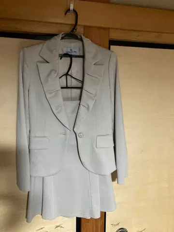 베이지 프릴 스커트 셋업