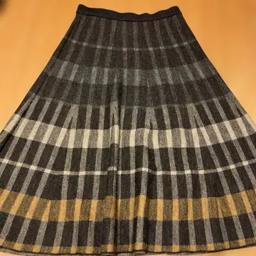 NUME 울 혼방 체크 무늬 플레어 스커트