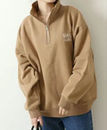 하프 지퍼 백 로고 맨투맨