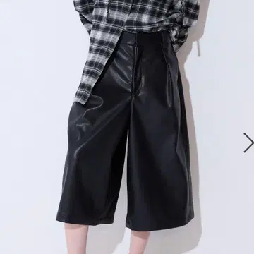 [ JEANASIS ] 인조 가죽 하프 팬츠
