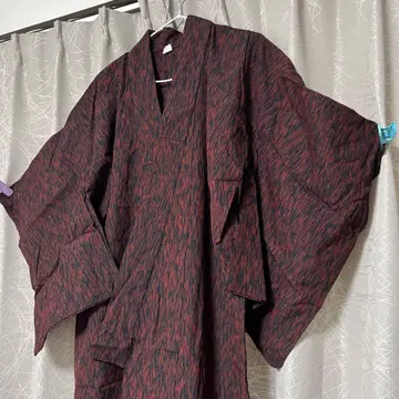 빨간색과 검은색 스트라이프 코몬 기모노